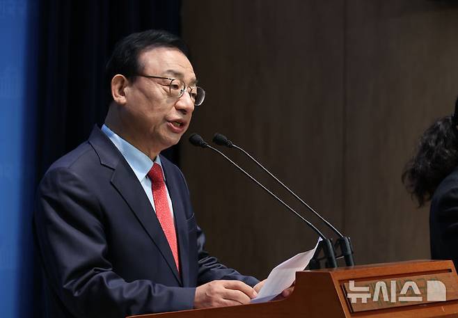 [서울=뉴시스] 고승민 기자 = 이정현 전 새누리당 대표가 8일 서울 여의도 국회 소통관에서 국민의힘 대선 후보 경선 출마 기자회견을 하고 있다. 2025.04.08. kkssmm99@newsis.com