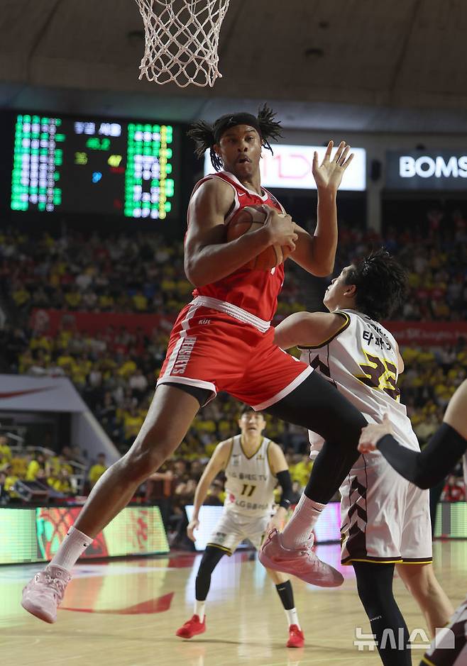 [서울=뉴시스] 김선웅 기자 = 13일 서울 송파구 잠실학생체육관에서 열린 2024-2025 프로농구 챔피언결정전 서울 SK 나이츠 vs 창원 LG 세이커스 5차전 경기, SK 힉스가 리바운드를 하고 있다. 2025.05.13. mangusta@newsis.com