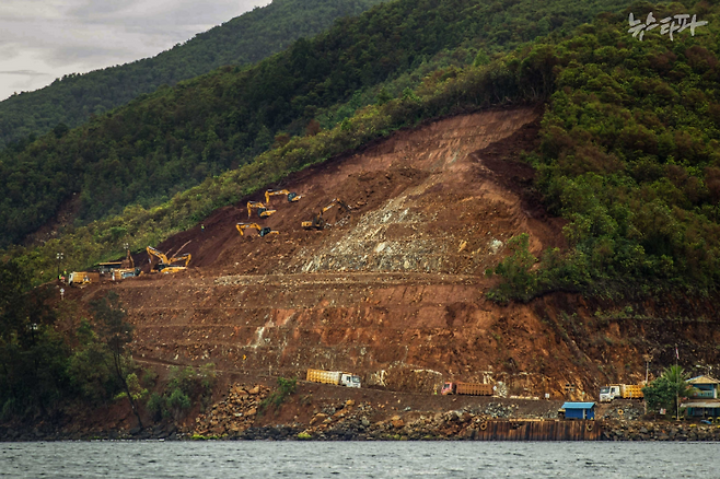 ▲인도네시아 북말루쿠 오비 섬 카와시에 위치한 하리타그룹 소유 광산에서 니켈 채굴 작업이 진행 중이다. (출처: Rifki Anwar)