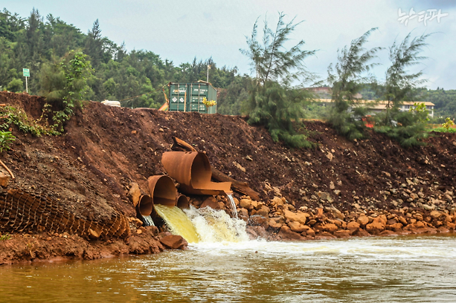 ▲인도네시아 북말루쿠 오비 섬 카와시에 위치한 하리타 그룹 폐수 배출 지점 (출처: Rifki Anwar, 게코 프로젝트)