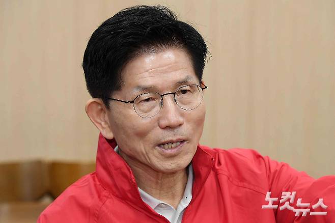 김문수 국민의힘 대선 후보가 제21대 대통령 선거 공식 선거운동이 시작된 12일 새벽 서울 송파구 양재대로 가락시장을 방문해 상인들과 순대국밥을 먹기 전 대화하고 있다. 박종민 기자