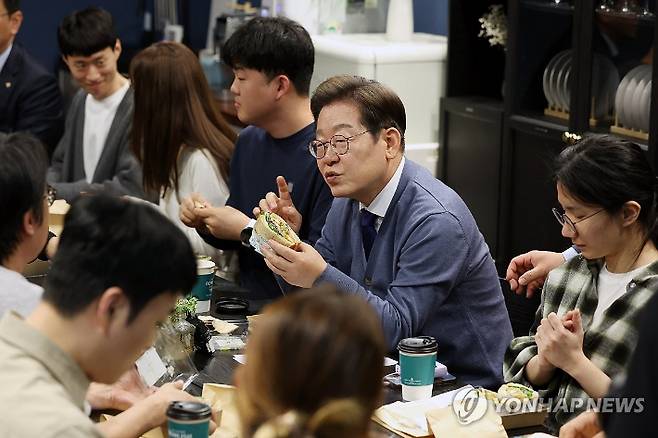 (성남=연합뉴스) 김주성 기자 = 더불어민주당 이재명 대선 후보가 12일 경기 성남시 분당구 판교역 인근 미팅룸에서 열린 IT 개발자들과의 'K-혁신' 브라운백 미팅에서 대화하고 있다. 2025.5.12 [공동취재] utzza@yna.co.kr 연합뉴스