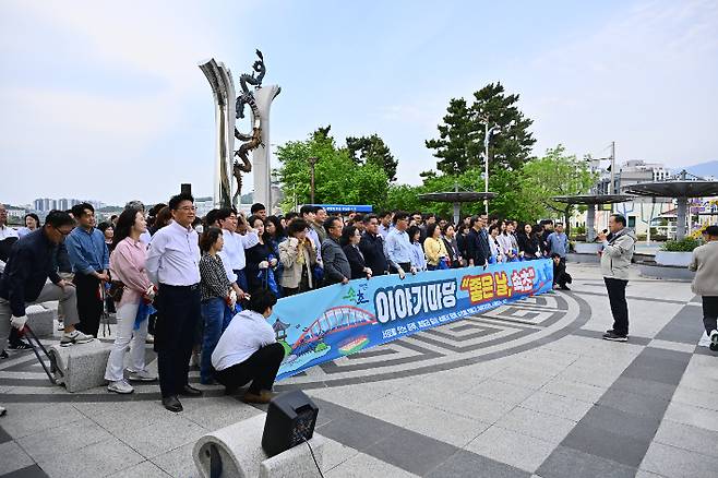 속초시는 13일 오전 9시 청초호 호수공원 일원에서 공직자 200여 명이 참여하는 직원 이야기마당 '좋은 날, 속초'를 운영했다. 속초시 제공