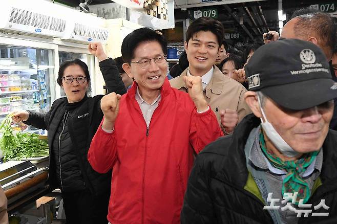 지난 12일 새벽 제21대 대통령 선거 공식 선거운동 첫 일정으로 서울 송파구 양재대로 가락시장을 방문해 상인들과 인사하고 있다. 박종민 기자