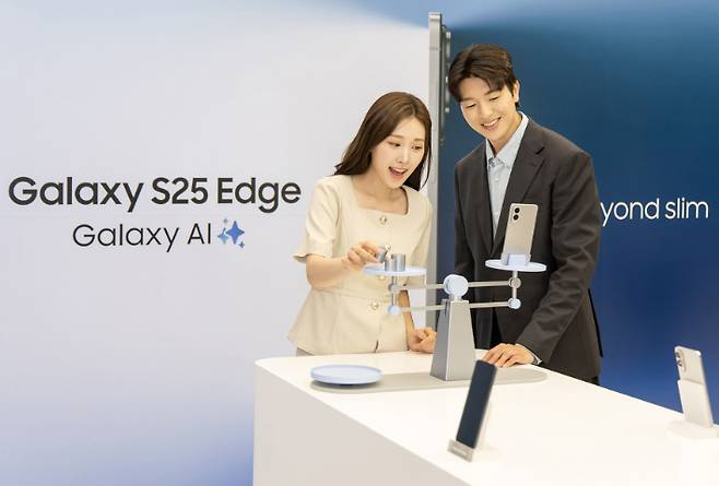 13일 '삼성 강남'에서 진행된 '갤럭시 S25 엣지'  공개 행사에서 '갤럭시 S25 엣지' 제품을 소개하고 있는 모습. 삼성전자 제공