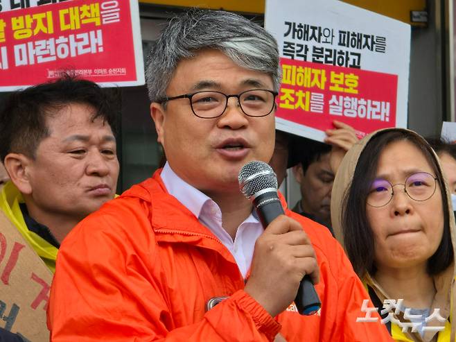 김석 순천YMCA 사무총장이 지난달 지역의 한 기자회견에서 발언하고 있다. 고영호 기자