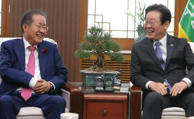 2023년 5월 당시 면담을 나누는 홍준표 대구시장과 이재명 민주당 대표. 연합뉴스