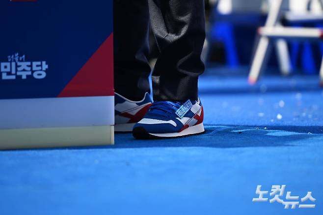 이재명 더불어민주당 대통령 후보가 제21대 대통령선거 공식 선거운동이 시작된 12일 서울 종로구 청계광장에서 열린 중앙선거대책위원회 출정식에서 구두를 벗고 운동화를 신고 있다. 류영주 기자