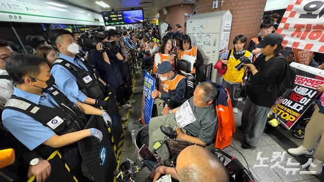 13일 서울 지하철 2호선 시청역 승강장에서 전국장애인차별철폐연대(전장연)가 '오세훈 서울시장님 지하철 탑니다 대화합시다' 시위를 진행하고 있다. 김수정 기자
