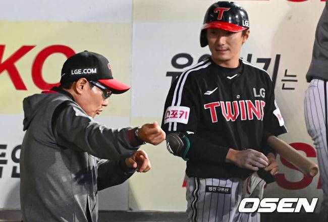 [OSEN=대구, 이석우 기자] 10일 대구삼성라이온즈파크에서 2025 신한 SOL 뱅크 KBO 리그 삼성 라이온즈와 LG 트윈스의 더블헤더 2차전 경기가 열렸다. 홈팀 삼성은 레예스가, 방문팀 LG는 임찬규가 선발 출전했다. LG 트윈스 염경엽 감독이 신민재에게 타격 조언을 하고 있다. 2025.05.10 / foto0307@osen.co.kr