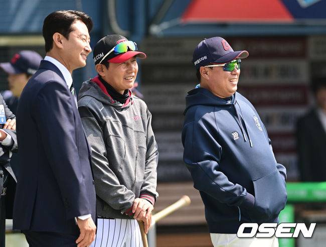 [OSEN=잠실, 김성락 기자] 박용택 해설위원, LG 염경엽 감독, 롯데 김태형 감독이 웃으며 이야기를 나누고 있다. 2025.03.22 / ksl0919@osen.co.kr
