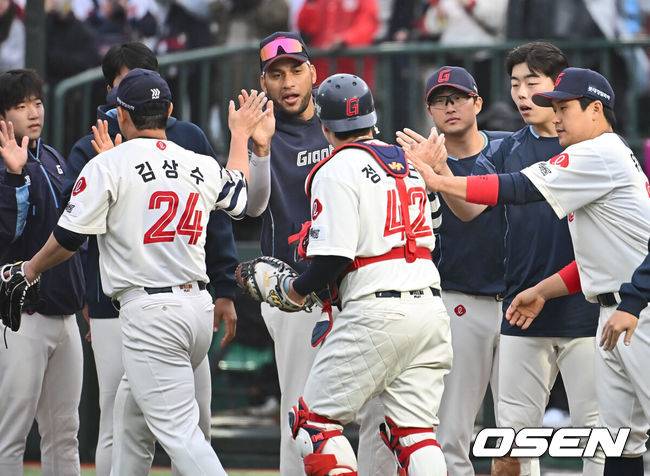 [OSEN=부산, 이석우 기자] 롯데 선수들이 승리한 후 기쁨을 나누고 있다. 2025.05.06 / foto0307@osen.co.kr