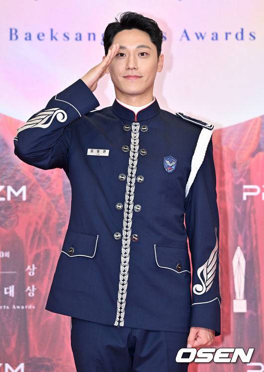 [OSEN=조은정 기자]제 60회 백상예술대상 레드카펫 행사가 7일 서울 강남구 코엑스에서 열렸다.'60회 백상예술대상’에는 지난 1년간 TV·영화·연극 분야에서 활약한 대중문화 예술계 종사자들이 총출동한다. 지난해에 이어 관객과 함께 즐기는 축제의 장이다. 백상만의 품격 있는 시상식으로 관객들의 눈과 귀를 즐겁게 할 예정이다. 올해도 신동엽·수지·박보검이 MC를 맡아 믿고 보는 진행력을 자랑한다.&nbsp;배우 이도현이 레드카펫을 밟고 있다.  2024.05.07 /cej@osen.co.kr