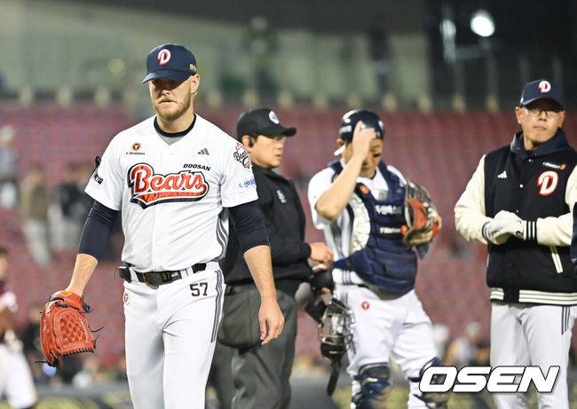 [OSEN=박준형 기자] 두산 콜어빈이 마운드를 내려가고 있다.  2025.04.03 / soul1014@osen.co.kr