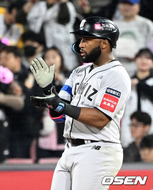 [OSEN=수원, 이대선 기자] 11일 오후 수원 KT위즈파크에서 2025 신한 SOL Bank KBO리그 KT 위즈와 롯데 자이언츠의 더블헤더 2차전 경기가 열렸다.KT는 오원석, 롯데는 이민석을 선발 투수로 내세웠다.6회말 무사에서 KT 로하스가 우중간 안타를 치고 환호하고 있다. 2025.05.11 /sunday@osen.co.kr