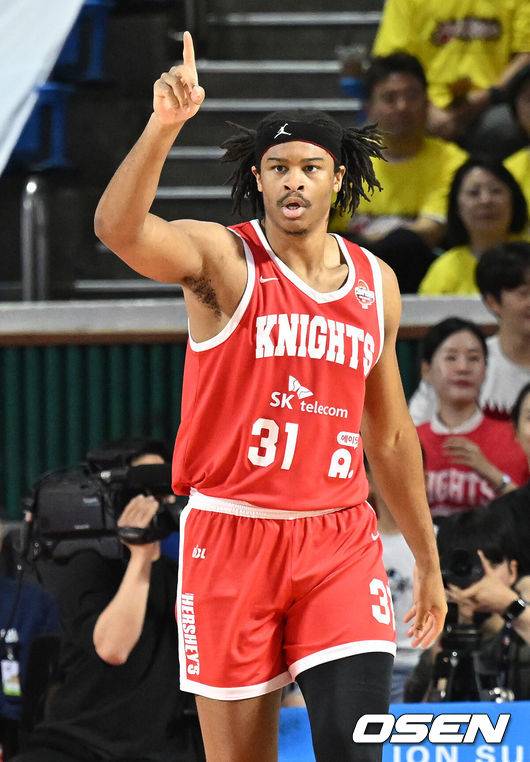 [OSEN=잠실, 이대선 기자] 13일 오후 서울 잠실학생체육관에서 2024-2025 KBL 챔피언결정전 5차전 서울 SK와 창원 LG의 경기가 열렸다.LG는 1~3차전 승리 후 4차전 패배로 우승 확정 기회 놓쳤지만, 100% 우승 확률 유지하고 있다. SK는 4차전을 승리하며 사상 첫 역스윕 우승에 도전한다.1쿼터 SK 힉스가 환호하고 있다. 2025.05.13 /sunday@osen.co.kr