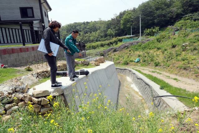 ▲정현섭 창원시 진해구청장이 13일 재해예방 공사가 예정된 성동천 현장을 살펴보고 있다. ⓒ창원시
