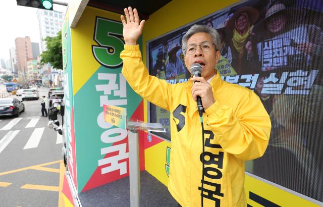 ▲민주노동당 권영국 대선 후보가 13일 오전 서울 성북구 성신여대입구역 인근에서 선거유세차에 올라 지지를 호소하고 있다. ⓒ연합뉴스