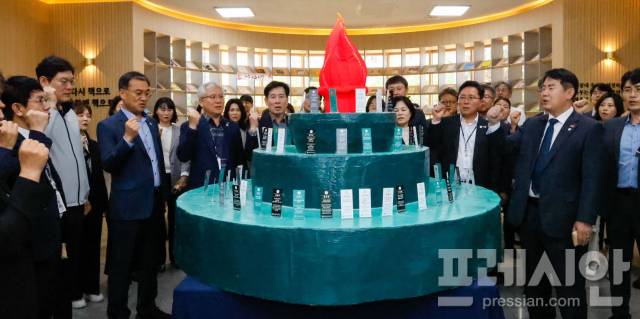 ▲13일 광주시교육청 본관 현관에서 열린 추모행사 중 도청 분수대를 형상화한 5·18 조형물 옆에서 직원들이 임을 위한 행진곡을 제창하고 있다ⓒ광주시교육청