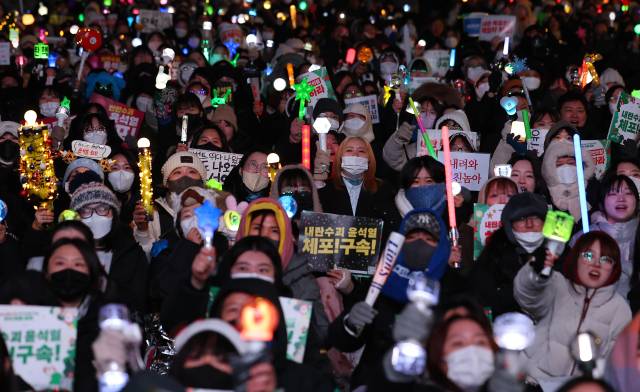▲지난해 12월 24일 오후 서울 종로구 지하철 3호선 경복궁역 인근에서 '윤석열즉각퇴진·사회대개혁 비상행동' 주최로 열린 메리퇴진크리스마스 민주주의 응원봉 콘서트에서 시민들이 대통령 퇴진을 촉구하고 있다. ⓒ연합뉴스