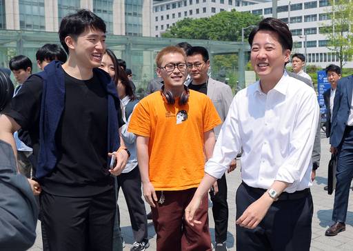 개혁신당 이준석 대선후보(오른쪽)가&nbsp;12일 서울 서대문구 연세로 연세대학교 학생식당 앞에서 학생들과 인사를 나누고 있다.&nbsp;뉴스1