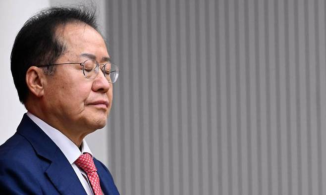 홍준표 국민의힘 대선 경선 후보가 지난 4월 29일 제21대 대통령 후보자 국민의힘 3차 경선 진출자 발표 행사에서 탈락 발표가 난 후 눈을 감고 있다. 뉴시스