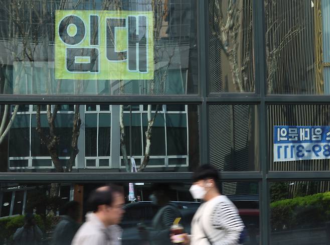 서울 시내 한 오피스 건물 창문에 '임대' 문구가 붙어 있다. 최근 거래 절벽과 공실 증가로 서울 오피스 시장이 위축되고 있다. 2025년 1분기 서울시 전체 오피스빌딩 공실률은 3.16%로, 3년 만에 가장 높은 수치를 기록했다. 연합뉴스