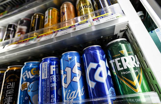 서울시내 편의점에 맥주 제품이 진열되어 있다. 뉴시스