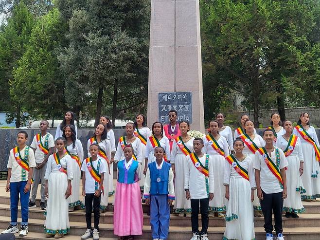 지난 3일(현지시간)&nbsp;에티오피아 아디스아바바에 있는 6·25전쟁 참전 기념비 앞에서&nbsp;에티오피아군의 한국 파병 74주년을 기념하는 공연이 열리고 있다. 전쟁기념사업회 제공