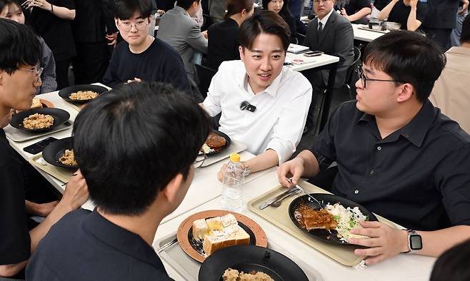 대학생과 대화 개혁신당 이준석 대선 후보(왼쪽)가 13일 대구 북구 경북대학교를 찾아 학생들과 점심을 함께하며 대화를 나누고 있다.&nbsp;대구=뉴스1
