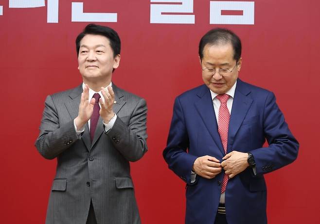 지난달 29일 서울 여의도 국민의힘 당사에서 열린 제21대 대통령 후보자 국민의힘 3차 경선 진출자 발표 행사에서 진출에 실패한 안철수(왼쪽), 홍준표 후보가 진출 후보의 소감을 듣고 있다. 국회사진취재단