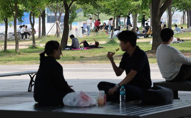 초여름의 날씨로 낮 최고기온이 20∼29도를 보인 13일 서울 영등포구 여의도한강공원에서 시민들이 그늘 아래 앉아 더위를 피하고 있다.&nbsp; &nbsp; 연합뉴스