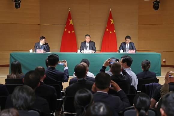 허리펑 중국 국무원 부총리가 이끄는 중국 대표단이 협상 후 언론 브리핑을 하는 모습. 왼쪽부터 리아오민 재정부 부부장, 허리펑 부총리, 리청강 상무부 부부장. 신화 연합뉴스