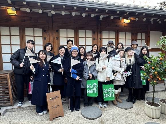서울 중구의 관광지를 소개하는 ‘플레이맵’을 제작하는 데 큰 역할을 하는 로컬 관광 자문위원단과 인플루언서 등이 지난 2월 27일 중림동에 있는 관광 코스 중 하나인 ‘중림재’를 둘러본 후 기념촬영을 하고 있다. 중구 제공