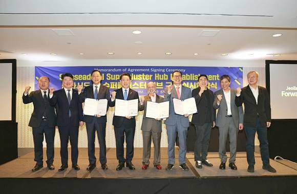 지난 2월 26일(현지시간) 미국 샌프란시스코 하얏트호텔에서 해남군과 퍼힐스, 서남해안기업도시개발㈜이 함께 ‘솔라시도 인공지능(AI) 슈퍼클러스터 허브’ 구축을 위한 업무협약을 체결하고 있다. 왼쪽 세 번째부터 명현관 해남군수, 김영록 전남지사, 아민 바드르 엘 딘 퍼힐스 공동의장, 고형권 BS(보성)산업 부회장.