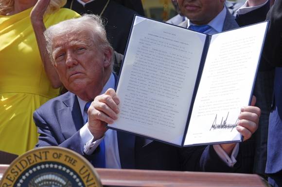 도널드 트럼프 미국 대통령이 행정명령에 서명하고 있다. 워싱턴 AP 뉴시스