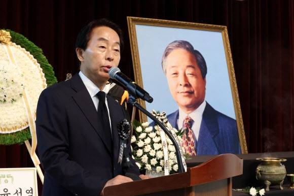 국립서울현충원 현충관에서 열린 김영삼 전 대통령 서거 7주기 추모식에서 김현철 김영삼대통령기념재단 이사장이 유가족을 대표해 인사말 하고 있다. 2022.11.22 연합뉴스