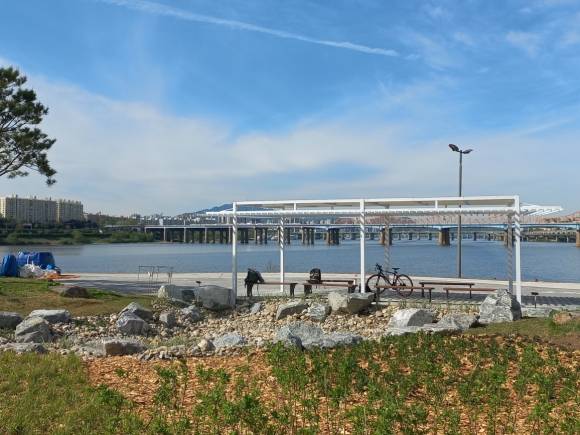 서울 성동구 옥수동 493-1 일대에 조성된 중랑천 ‘놀빛광장’ 주변 모습. 서울시 제공