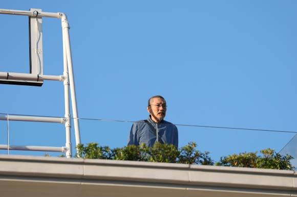 프랑스 남부 도시 칸에서 열리는 제78회 칸 국제영화제가 13일(현지시간) 개막하는 가운데, 심사위원을 맡은 홍상수 감독이 개막 하루 전인 12일 칸의 한 호텔 발코니에서 모습을 드러냈다. 2025.5.12 칸 EPA 연합뉴스