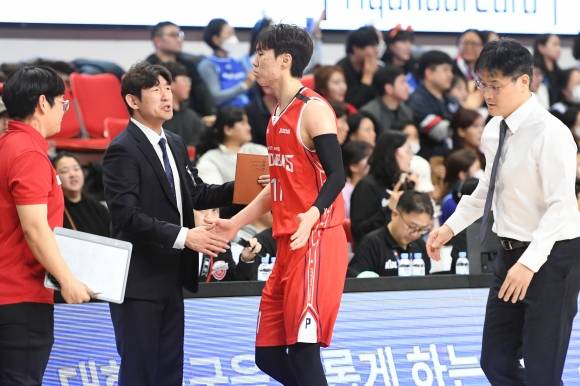 양동근 울산 현대모비스 신임 감독이 지난해 12월 31일 울산 동천체육관에서 열린 2024~25 정규시즌 대구 한국가스공사와의 홈 경기에서 이우석과 대화하고 있다. KBL 제공