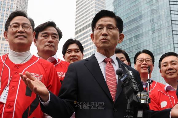 김문수 국민의힘 대선 후보가 13일 부산 남구 부산국제금융센터를 찾아 산업은행 이전 관련 발언을 하고 있다. 2025.5.13 부산 안주영 전문기자