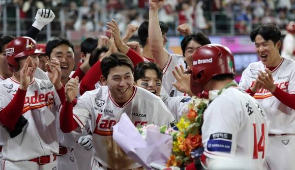 동료들 축하 받는 500홈런 최정 - 13일 인천SSG 랜더스필드에서 열린 ‘2025 신한 SOL뱅크 KBO리그’ NC 다이노스와 SSG 랜더스의 경기, SSG 최정이 6회말 2사 1루 동점 2점 홈런을 터뜨리며 개인 통산 500홈런을 기록한 후 더그아웃에서 동료 선수들의 환호를 받고 있다. 2025.5.13 뉴스1