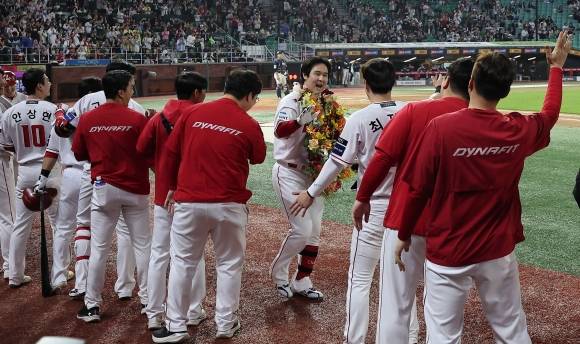 최정, KBO 최초 500홈런 달성 - 13일 인천SSG 랜더스필드에서 열린 ‘2025 신한 SOL뱅크 KBO리그’ NC 다이노스와 SSG 랜더스의 경기, SSG 최정이 6회말 2사 1루 동점 2점 홈런을 터뜨리며 개인 통산 500홈런을 기록한 후 동료들의 축하를 받고 있다. 2025.5.13 뉴스1