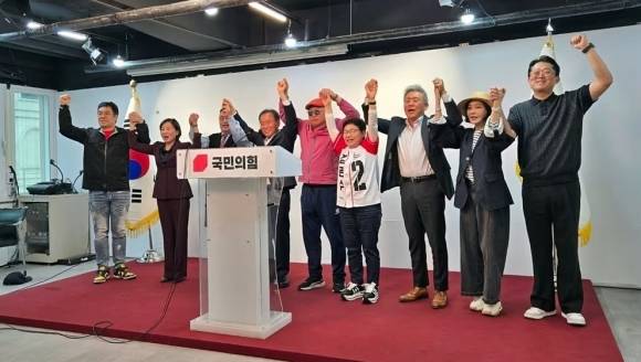 가수 김흥국씨와 개그맨 이혁재씨 등 연예인 10명이 13일 서울 여의도 국민의힘 당사에서 김문수 후보 지지선언을 하고 있다. 2025.5.13 뉴스1