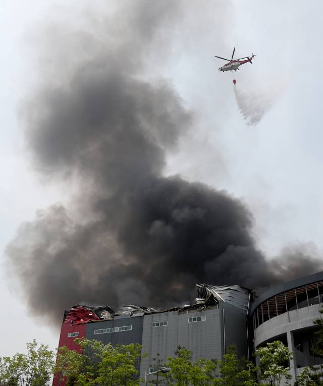 이천 대형 물류창고서 화재 (이천=연합뉴스) 홍기원 기자 = 13일 경기도 이천시 부발읍 소재 대형 물류창고에서 불이 나 소방 헬기가 진화 작업을 하고 있다. 2025.5.13 xanadu@yna.co.kr (끝) <저작권자(c) 연합뉴스, 무단 전재-재배포, AI 학습 및 활용 금지>