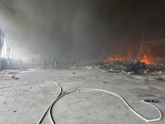 13일 경기 이천시 부발읍 HYZ물류센터 화재 현장에서 소방대원들이 막바지 진화작업을 하고 있다. 사진 제공 = 경기도소방재난본부