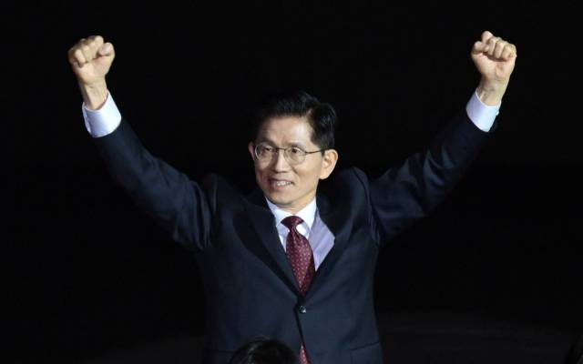 김문수 국민의힘 대선 후보가 이달 3일 경기 고양시 일산 킨텍스에서 열린 국민의힘 제5차 전당대회에서 참석자들에게 인사하며 입장하고 있다. 고양=성형주 기자