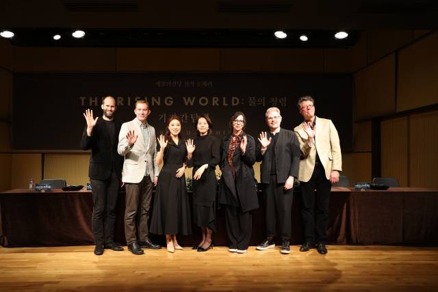 오페라 ‘물의 정령’의 스티븐 오즈굿(지휘·오른쪽부터), 스티븐 카르(연출), 메리 핀스터러(작곡), 메조소프라노 김정미, 소프라소 황수미, 테너 로빈 트리쥴러, 베이스바리톤 애슐리 리치가 13일 기념 촬영을 하고 있다. 예술의전당