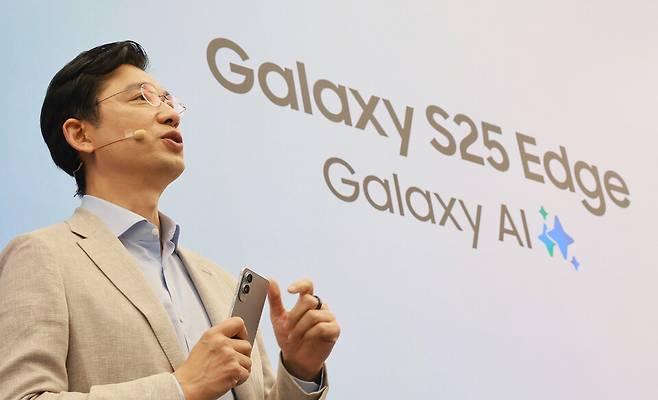 13일 서울 강남에서 열린 '갤럭시 S25 엣지' 미디어 브리핑에서 임성택 삼성전자 한국총괄 부사장이 갤럭시 S25 엣지를 소개하고 있다.&nbsp;ⓒ연합뉴스