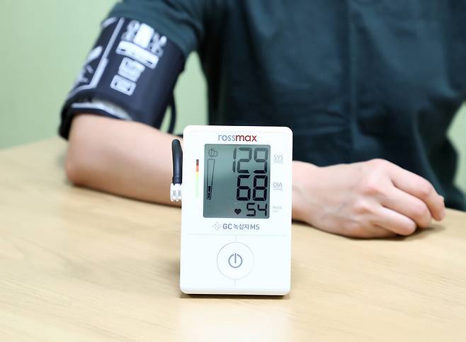 혈압 측정 모습 &copy;임준선 기자